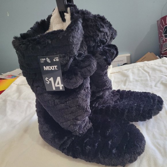 Mixit black faux fur paw print slippers in a size large - Picture 4 of 5